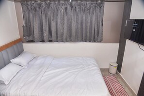 Deluxe-Doppelzimmer, Stadtblick | Schreibtisch, laptopgeeigneter Arbeitsplatz, kostenloses WLAN