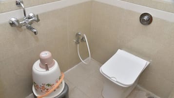 Quarto casal luxo, vista para a cidade | Banheiro | Produtos de toalete grátis, secador de cabelo, toalhas de banho