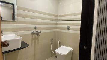 Shower, rainfall showerhead, free toiletries, hair dryer
