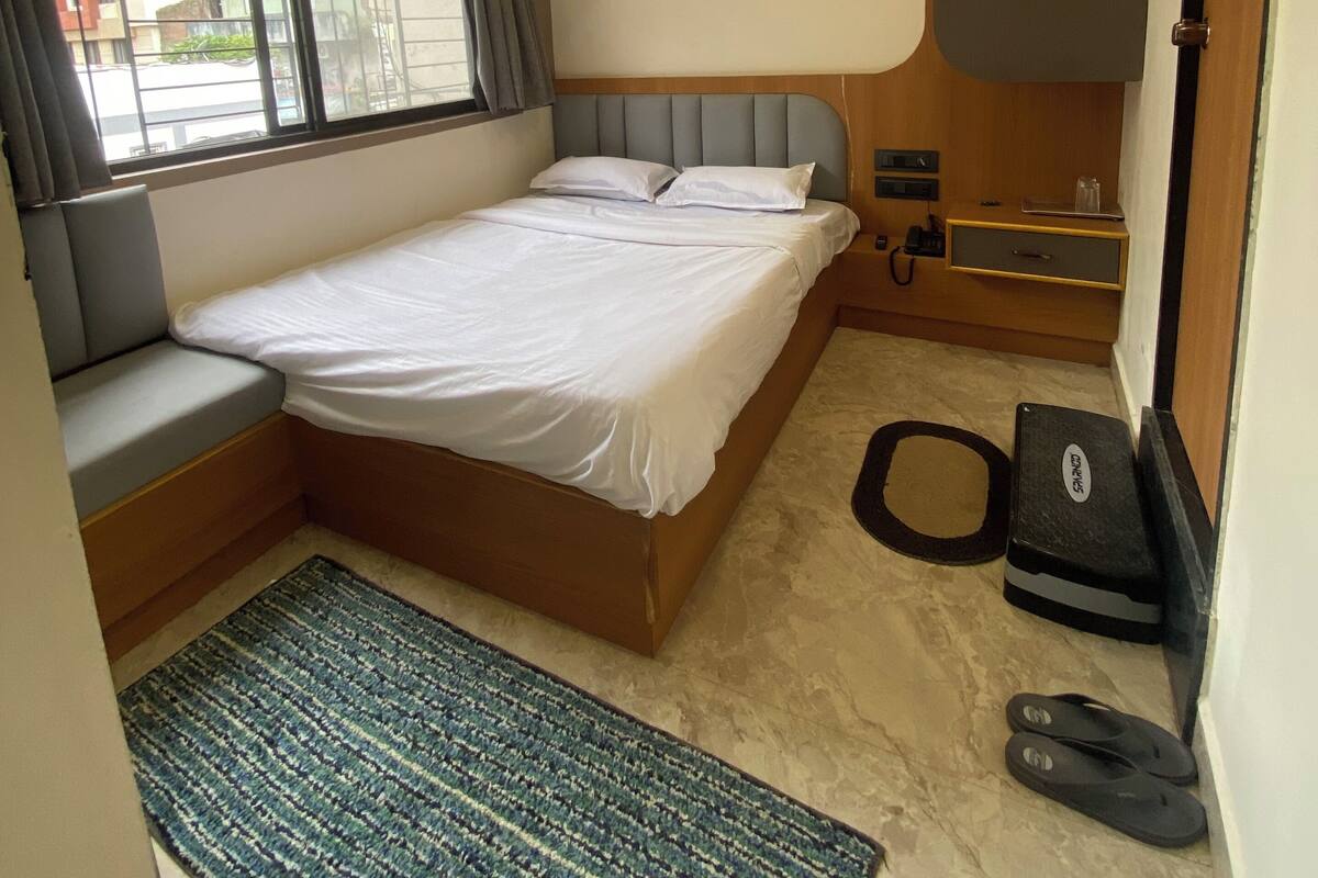 Memory foam beds, laptop workspace, WiFi (free)