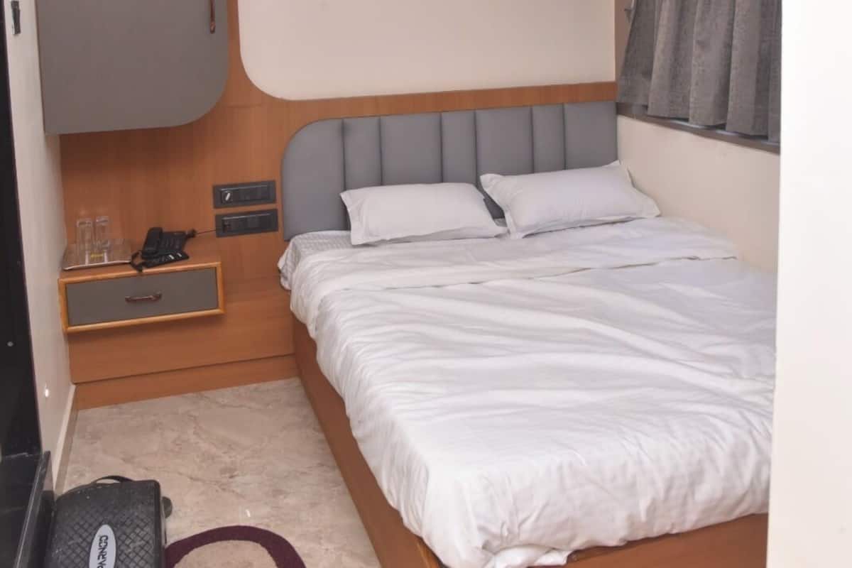 Quarto casal luxo, vista para a cidade | Escrivaninha, espaço de trabalho para notebook, Wi-Fi de cortesia