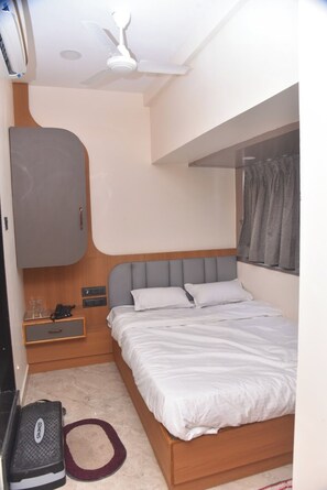 Deluxe-Doppelzimmer, Stadtblick | Schreibtisch, laptopgeeigneter Arbeitsplatz, kostenloses WLAN