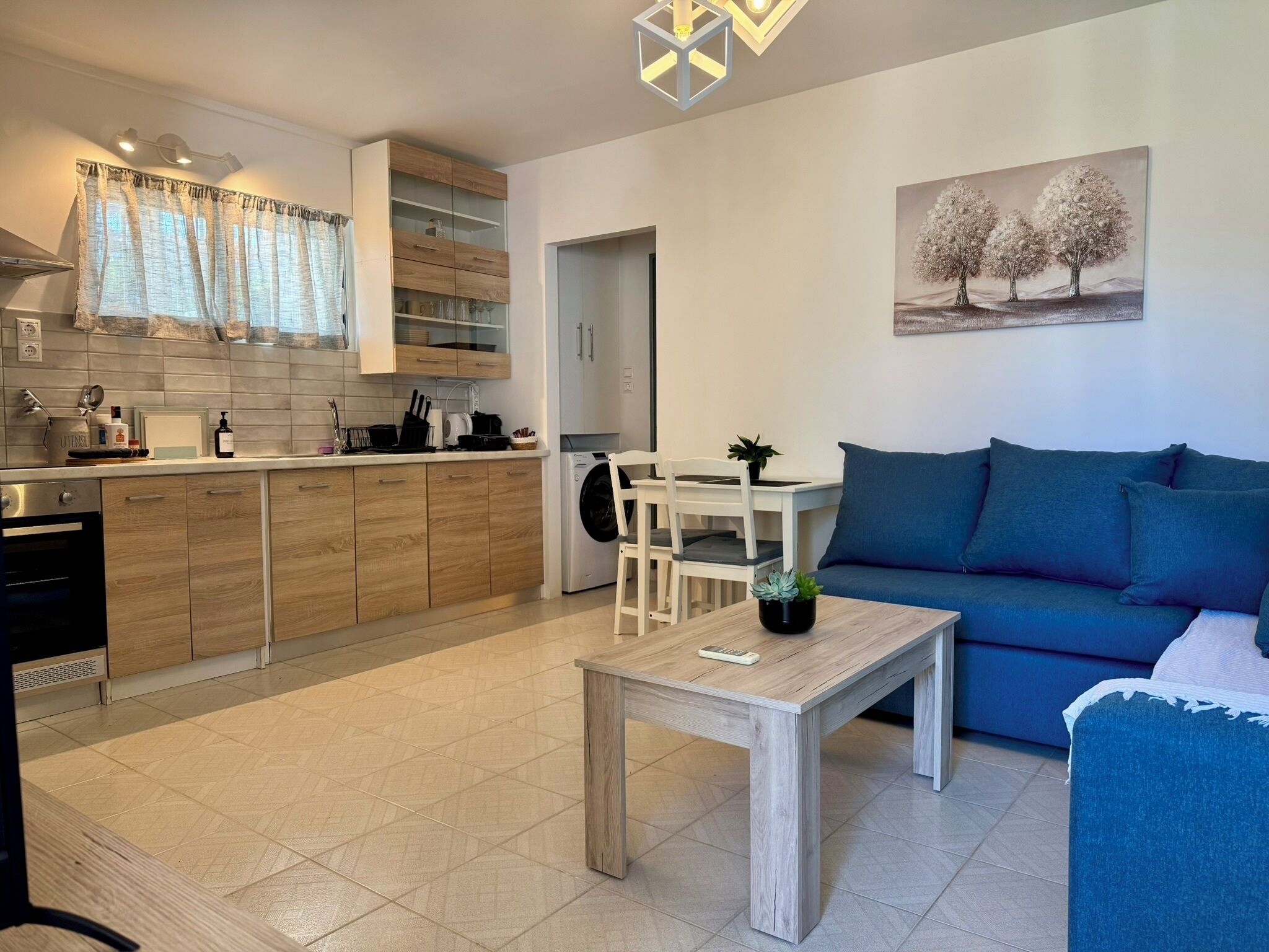 Un appartement moderne comprenant une cuisine, un coin repas et un salon.