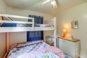 A bunk bed room with a desk and chair, a lamp, and a wall-mounted picture. - Cozy Cabin Retreat: Peaceful Mountain Views (Dungannon)