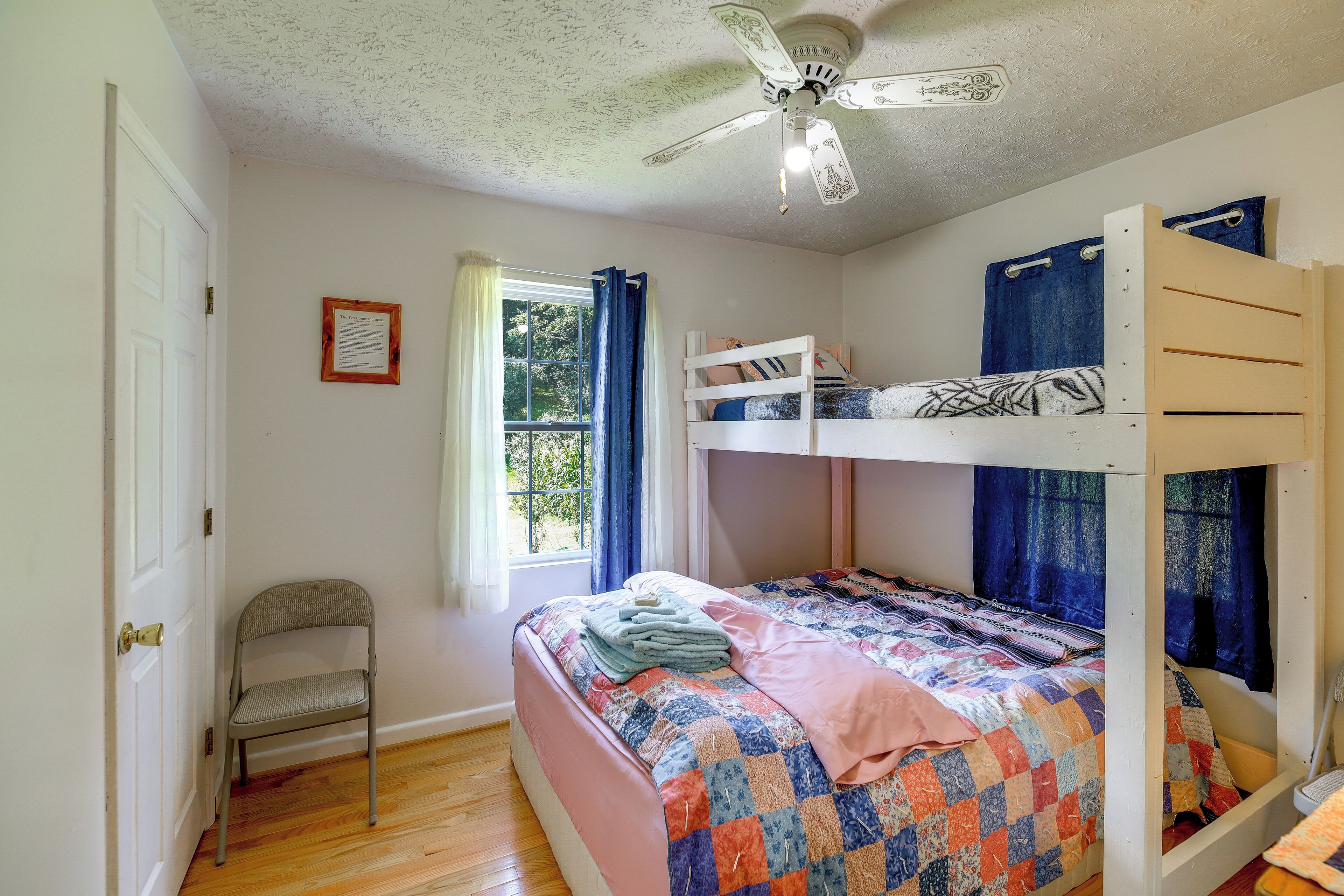 3 bedrooms, desk, iron/ironing board, internet