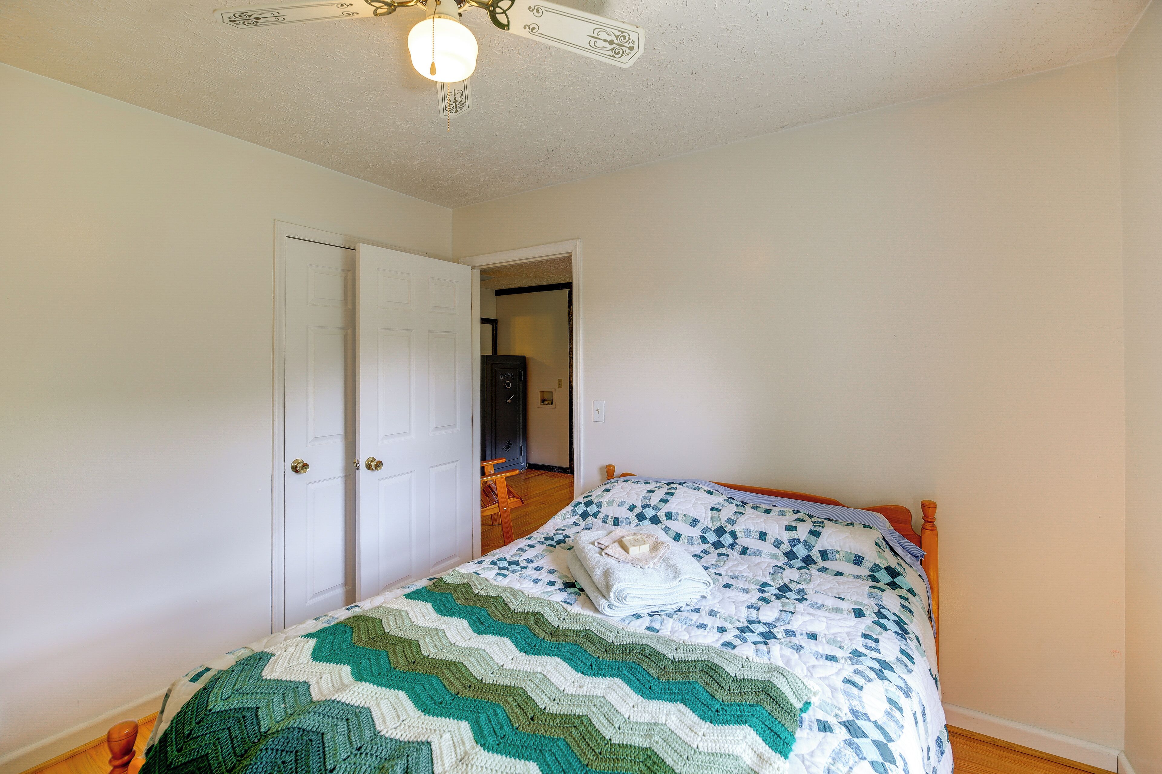 3 bedrooms, desk, iron/ironing board, internet