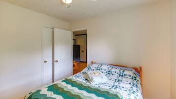 3 bedrooms, desk, iron/ironing board, internet