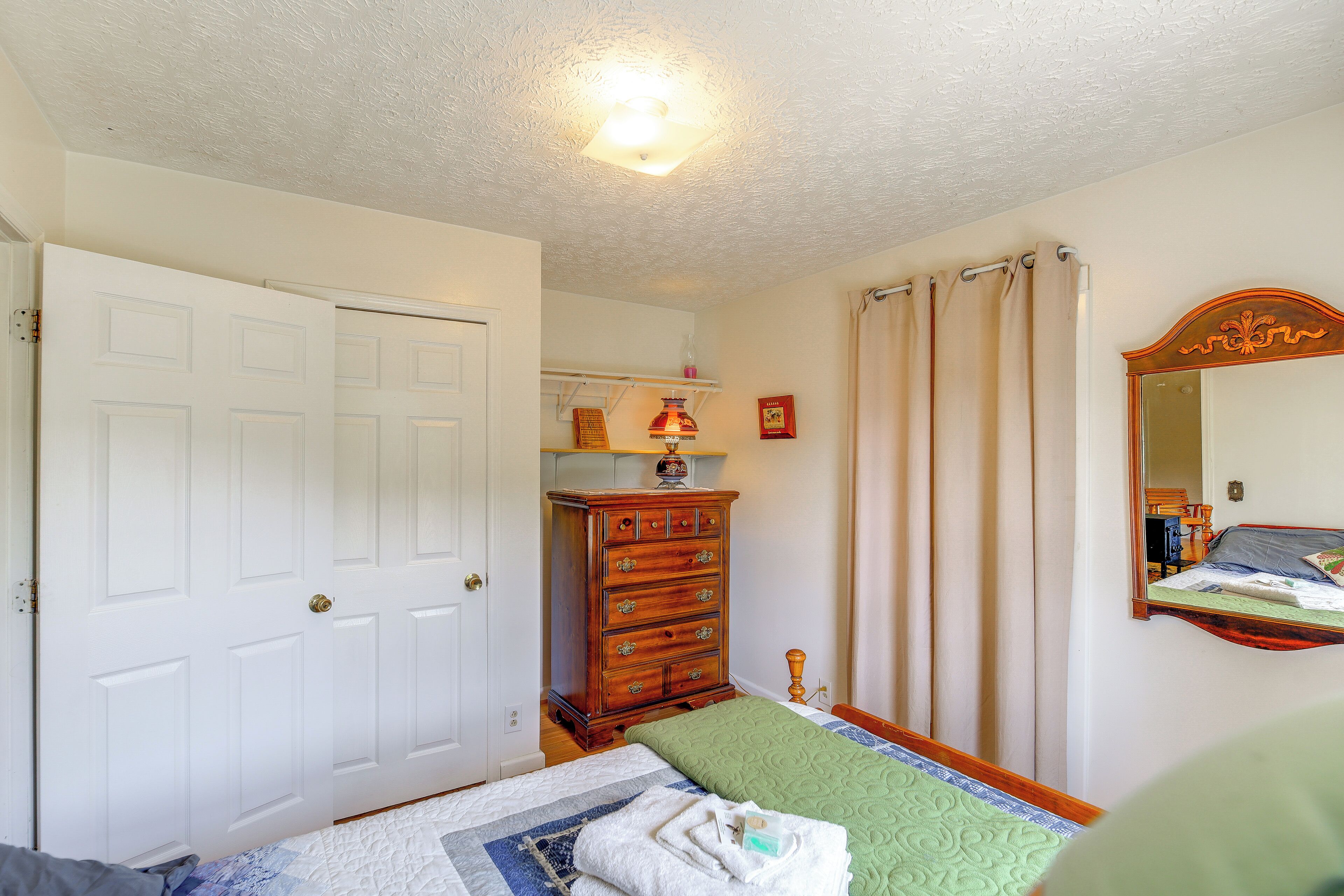 3 bedrooms, desk, iron/ironing board, internet