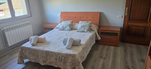 6 habitaciones, tabla de planchar con plancha, wifi y ropa de cama 