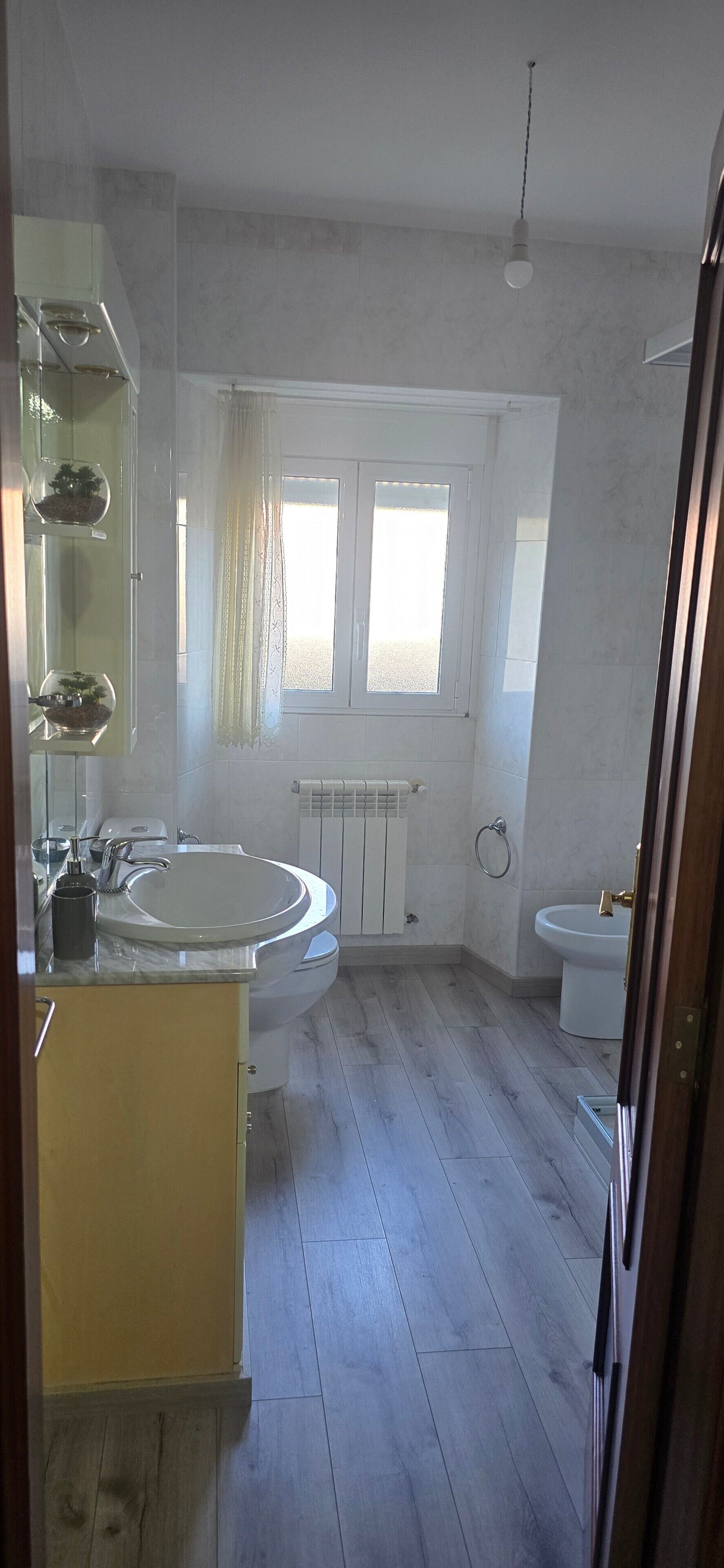 Een badkamer met een groot bad, een toilet en een wastafel.
