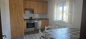 Cafetera y tetera, refrigerador, microondas y horno 