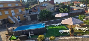 Un quartier résidentiel doté d’une piscine, d’un espace extérieur aménagé et de maisons.