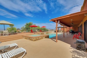 A pool area with lounge chairs, umbrellas, and a covered patio. - 2 Mi to Lake Havasu! Mtn-View Poolside Paradise (Lake Havasu City)