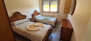 4 habitaciones, tabla de planchar con plancha, wifi y ropa de cama 