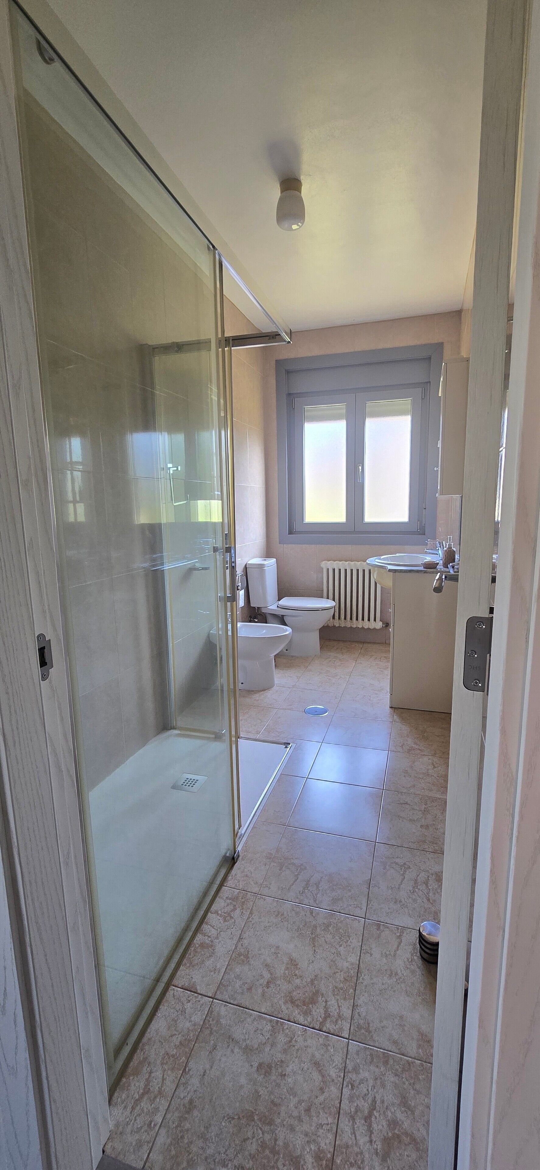 Douche, sèche-cheveux, serviettes fournies