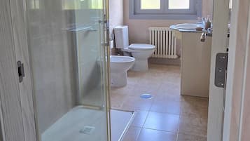 Douche, sèche-cheveux, serviettes fournies