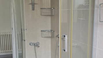 Ducha, secador de pelo y toallas