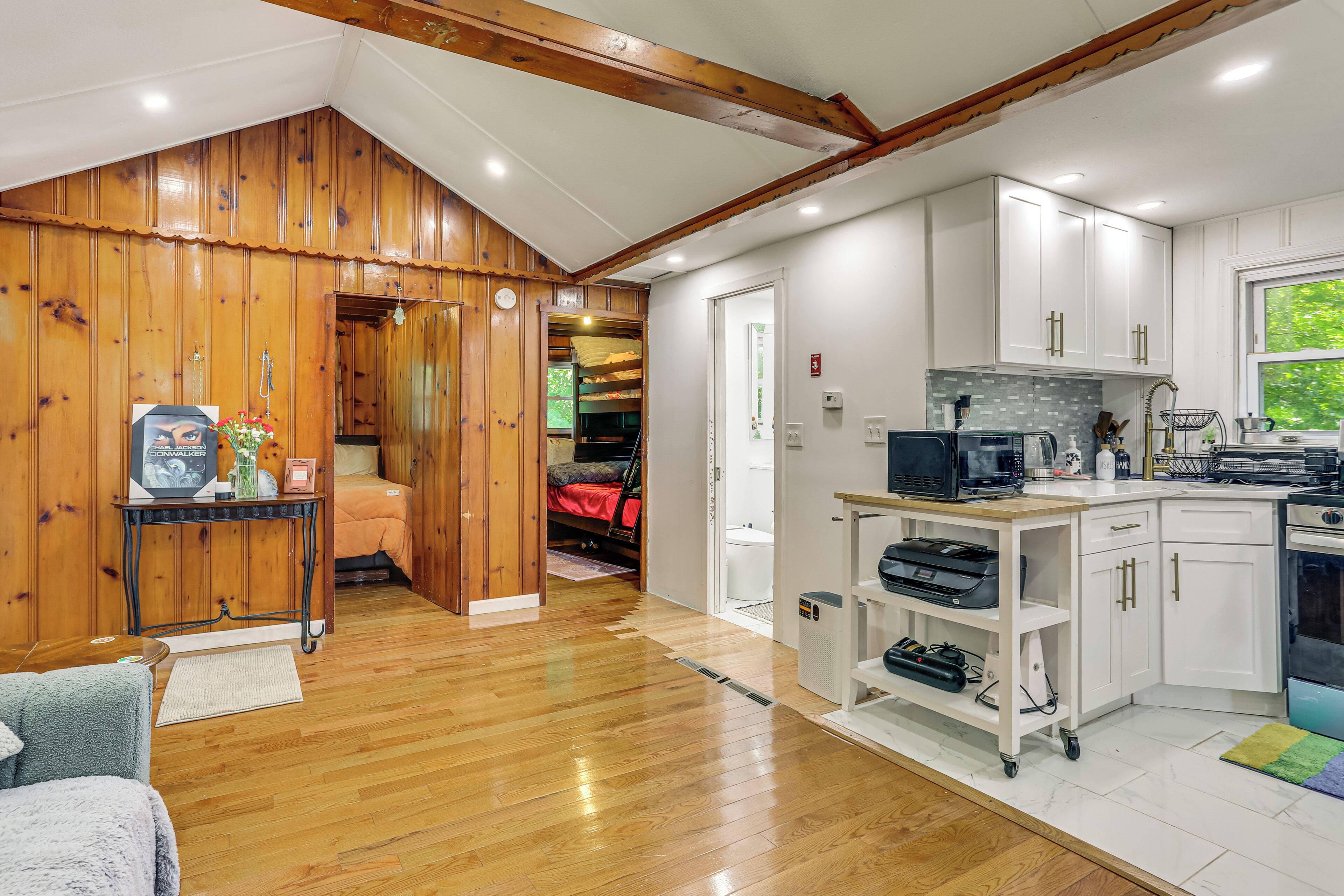2 bedrooms, internet, bed sheets