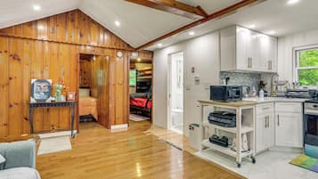 2 bedrooms, internet, bed sheets