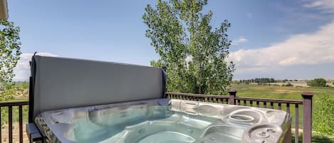 Un jacuzzi en una terraza al aire libre con vistas despejadas del paisaje circundante.