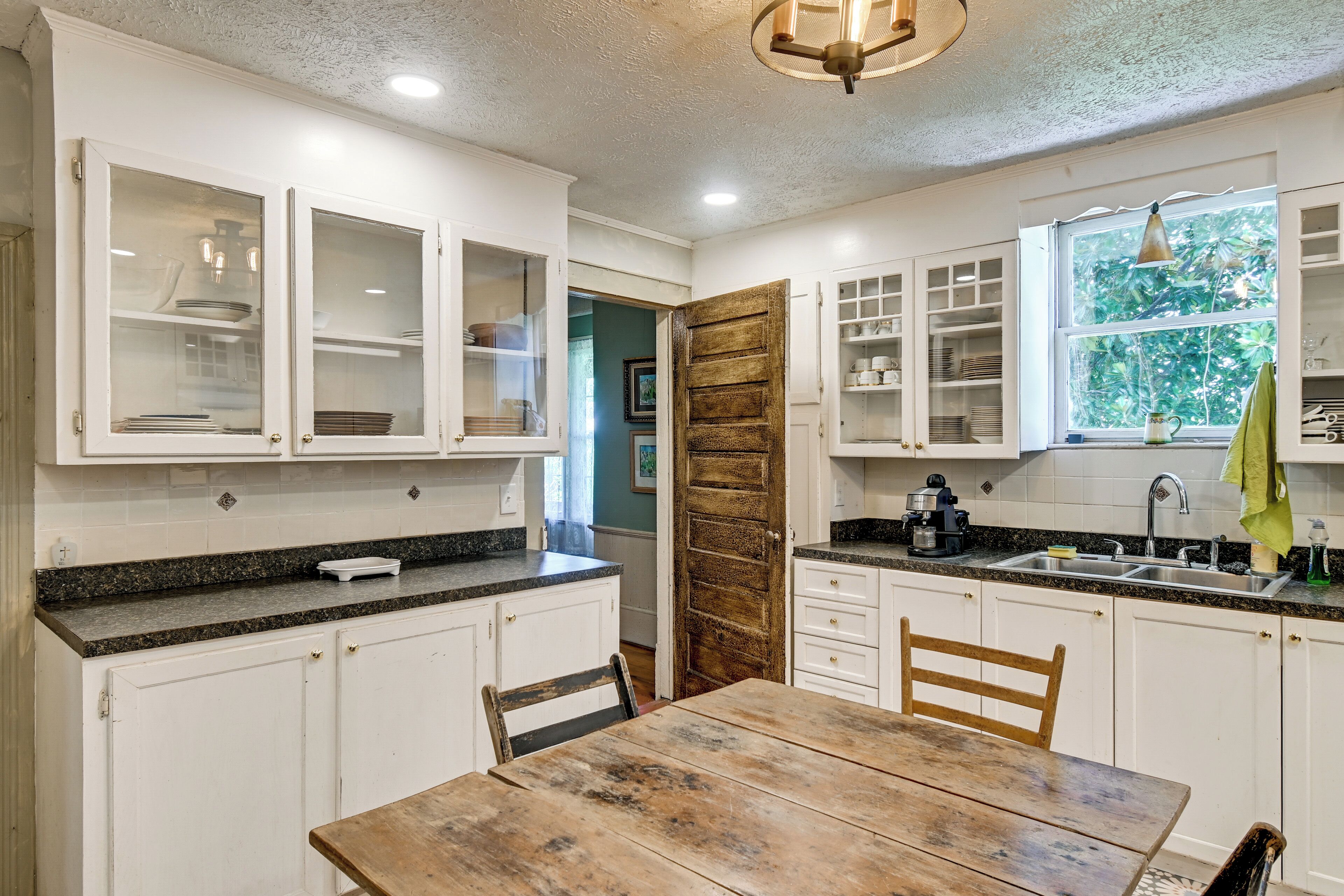 Coffee/tea maker, fridge, microwave, stovetop