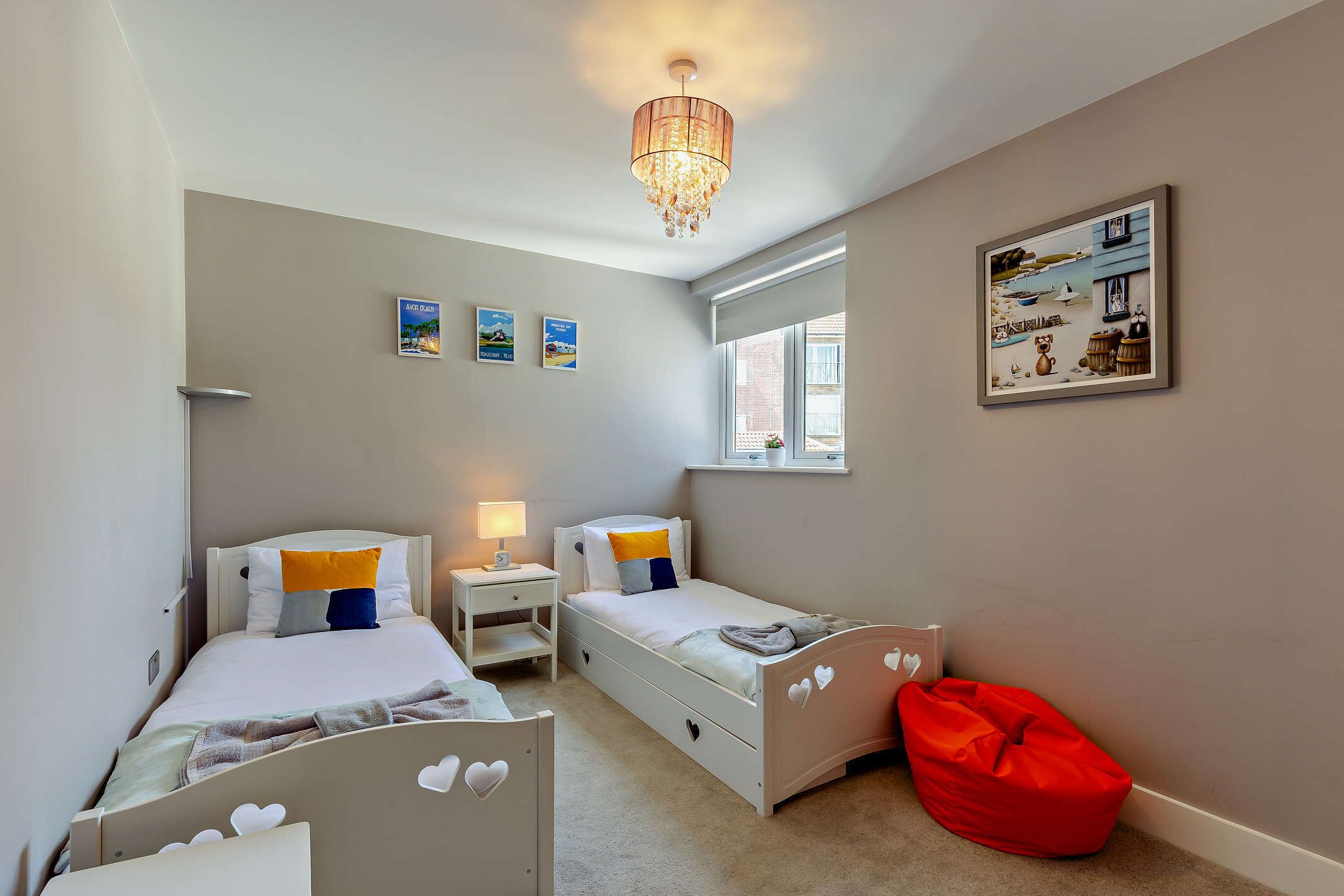 2 bedrooms, desk, WiFi, bed sheets