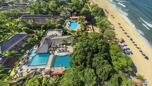 Oversigtsbillede af et resort med swimmingpool, strand og hav.