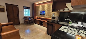 Fridge, microwave, stovetop, electric kettle - Beach Resort Apartment. 5-Min Walk to Legian Beach (Kuta)