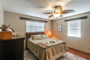 3 bedrooms, iron/ironing board, Internet, bed sheets