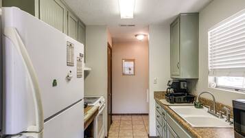 Coffee/tea maker, fridge, microwave, stovetop
