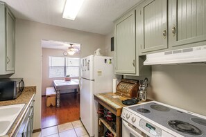 Cafetera y tetera, refrigerador, microondas y parrilla de estufa 