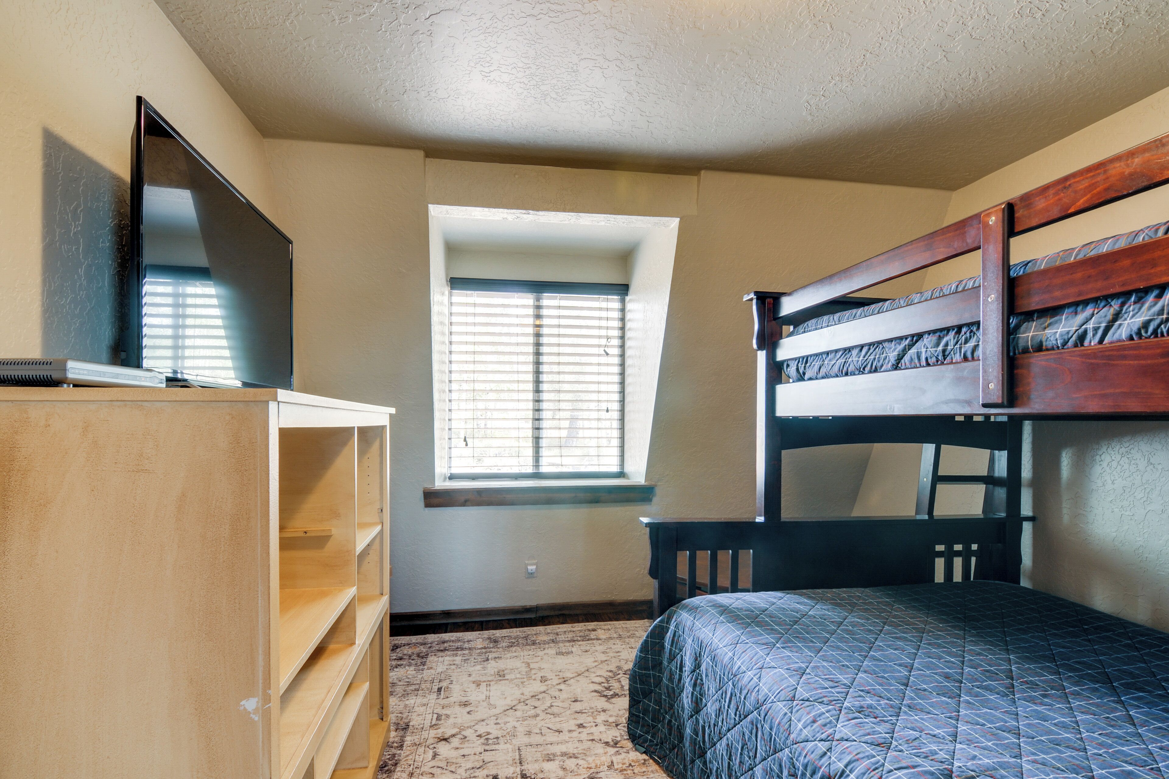 6 bedrooms, internet, bed sheets