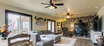 6-Bedroom, 2-Bath Cabin 4 Mi From Fishlake, UT