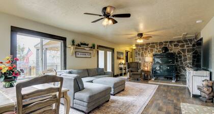 6-Bedroom, 2-Bath Cabin 4 Mi From Fishlake, UT