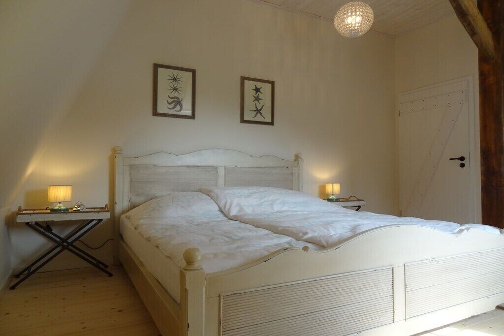 4 bedrooms, desk, iron/ironing board, WiFi (free)