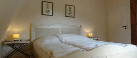 4 bedrooms, desk, iron/ironing board, WiFi (free)