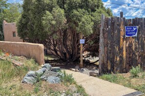 A wooden fence with a sign that reads 'War is not the answer.' - Des Montes Retreat: Hike, Ski, Swim & Shop! (El Prado)