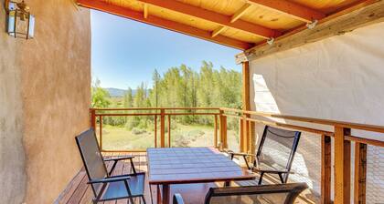 Des Montes Retreat: Hike, Ski, Swim & Shop!
