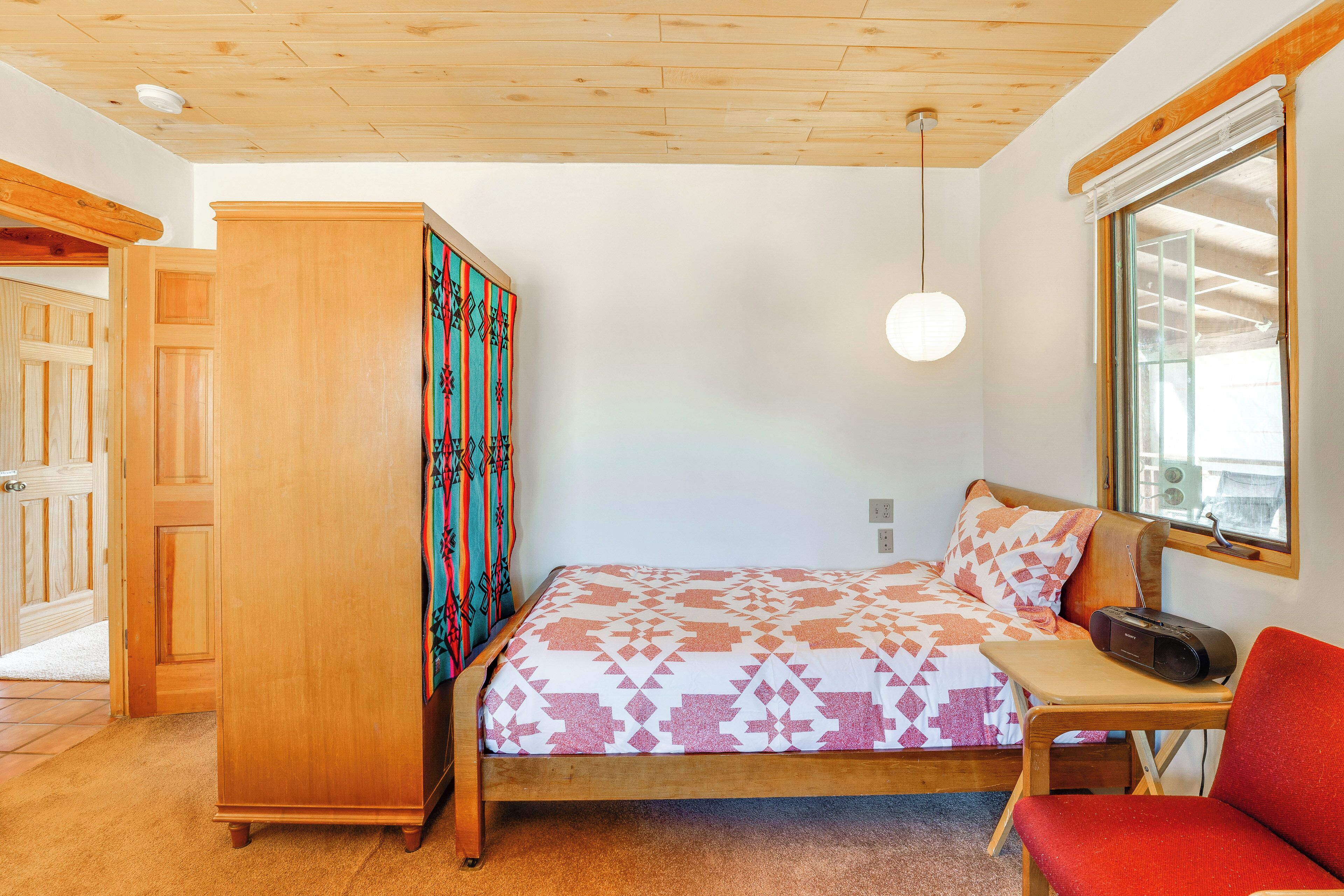 2 bedrooms, desk, Internet, bed sheets