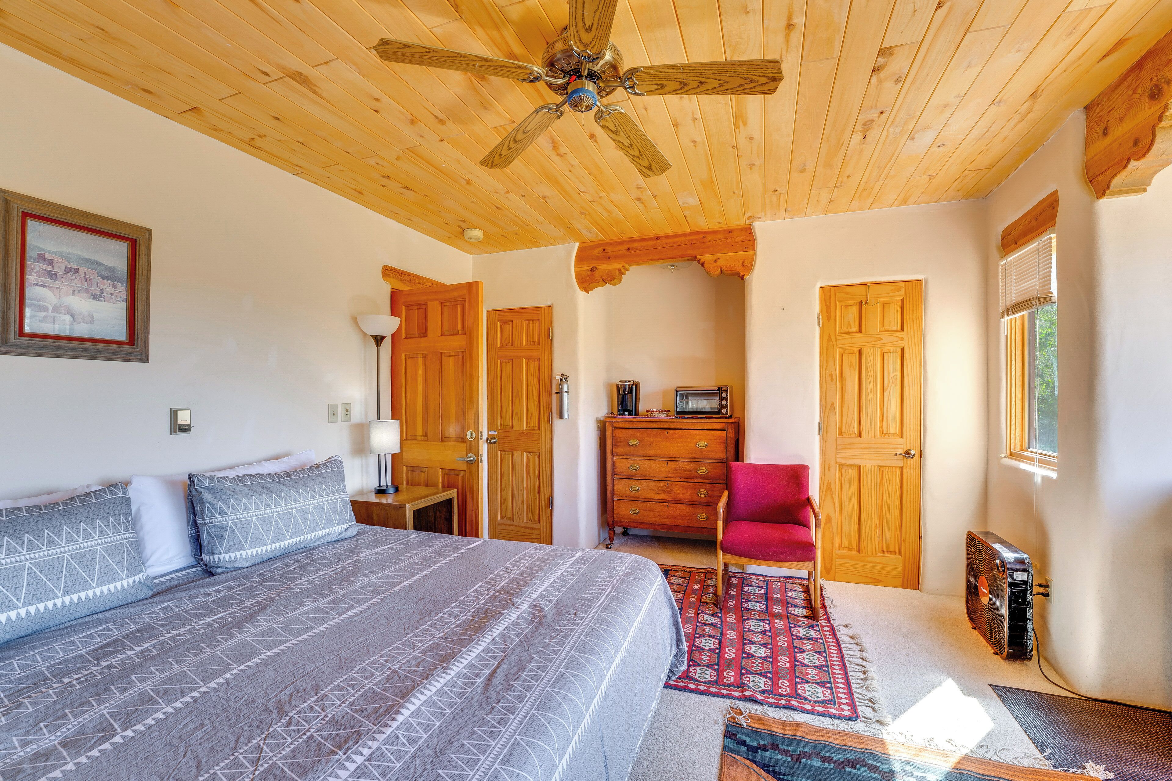 Des Montes Retreat: Hike, Ski, Swim & Shop! - Taos, NM