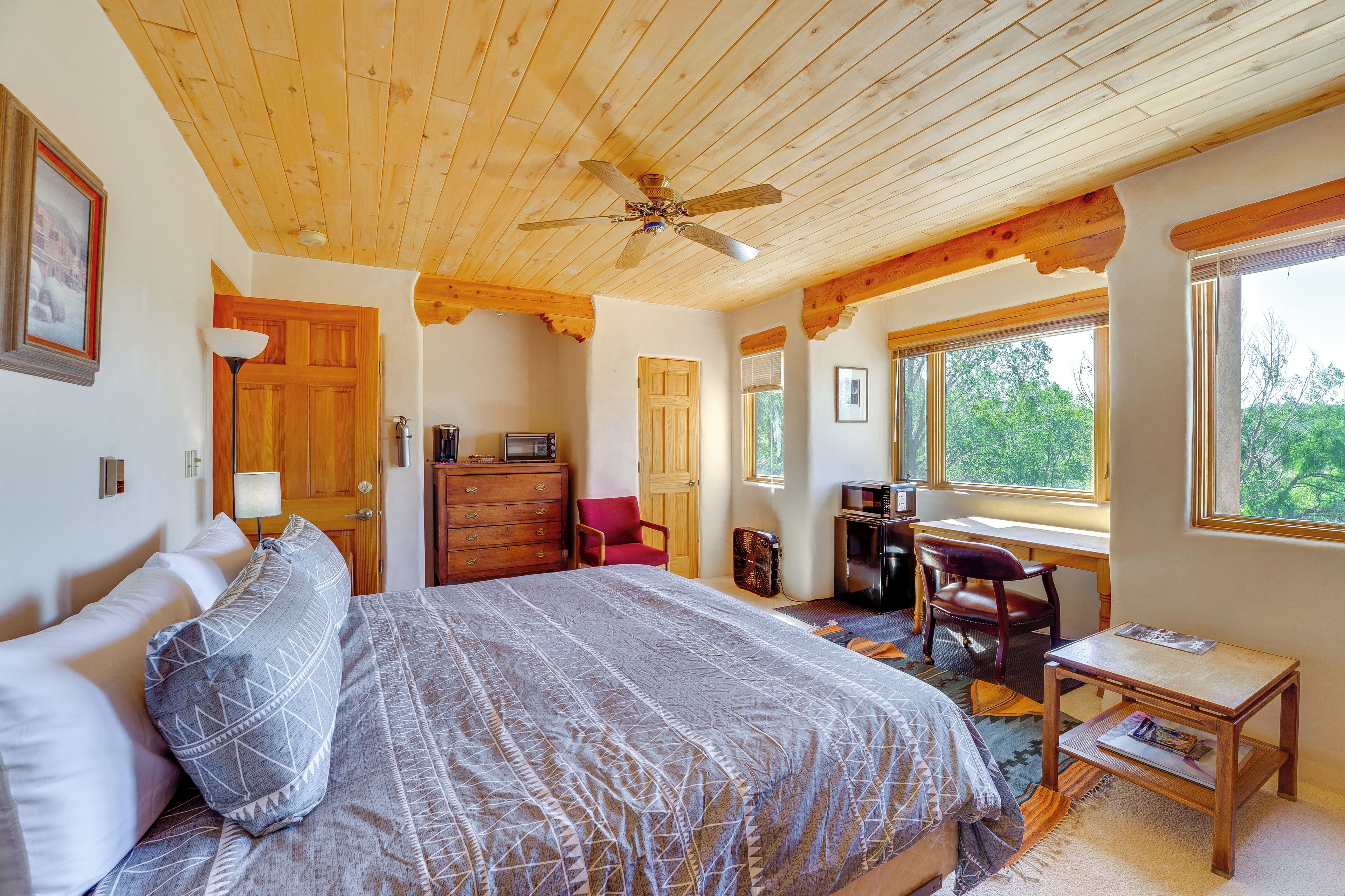 2 bedrooms, desk, Internet, bed sheets
