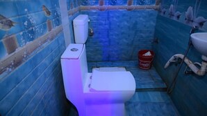 A bathroom with a toilet, a bidet, and a sink. - Siya Ram Guest House (Ayodhya)