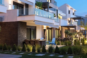 Outdoor dining - Athina-Two Bedroom Triplex With Garden (Kavala)