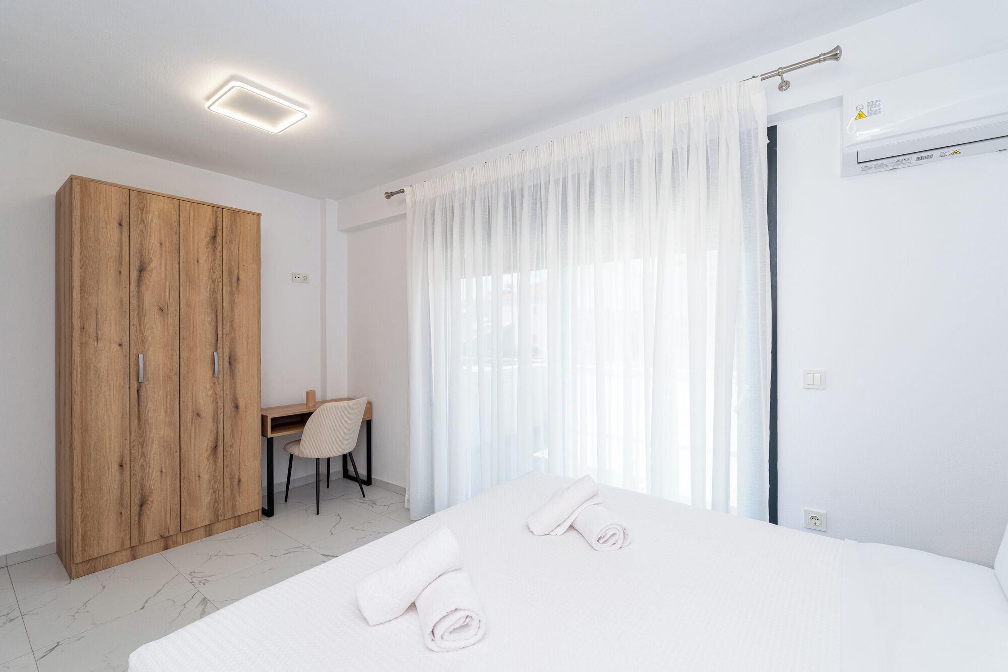 2 quartos, ferros/tábuas de passar roupa, berço de viagem