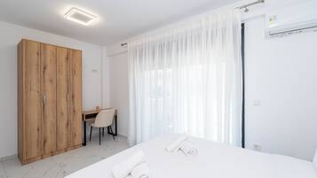 2 quartos, ferros/tábuas de passar roupa, berço de viagem