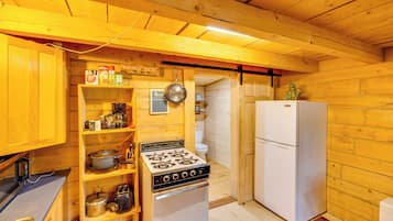 Coffee/tea maker, fridge, microwave, stovetop