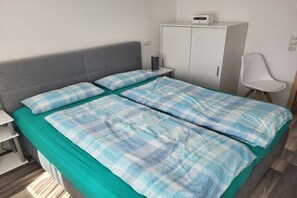 Een strijkplank/strijkijzer, gratis wifi, beddengoed