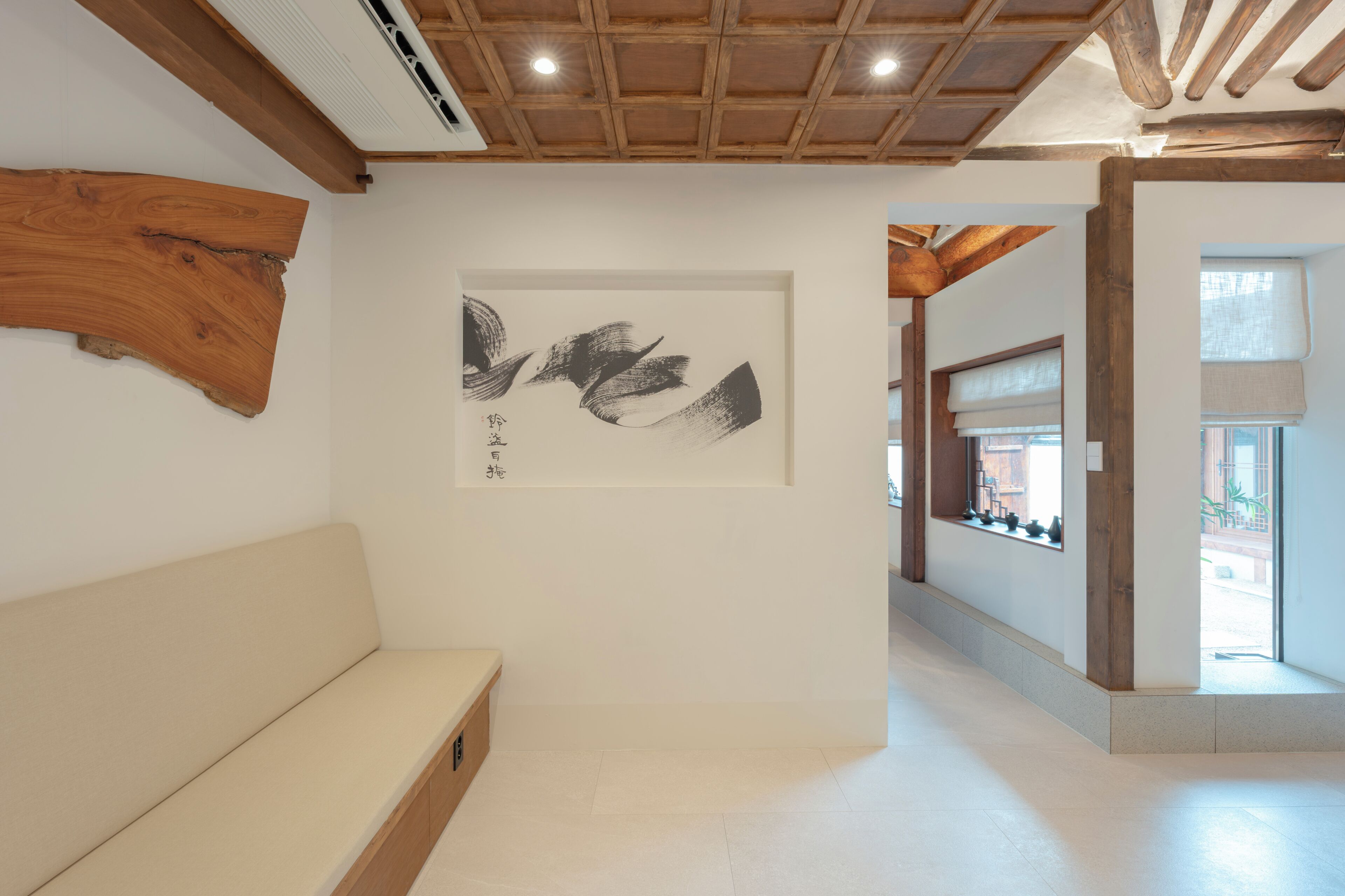 Private Hanok In Ikseon-dong · Jacuzzi & Courtyard · Sleeps Up To 10 - Seoul