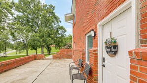 A brick building with a white door, a welcome sign, and two wicker chairs outside. - 8 Mi to Nissan Stadium & Broadway! (Nashville)