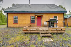 Outdoor dining - Gateway to Denali! Talkeetna Cabin 5 Mi to Dtwn (Talkeetna)